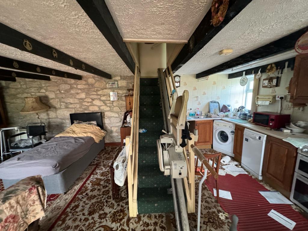Lot: 126 - ONE-BEDROOM COTTAGE ON A GENEROUS PLOT - General view of the ground floor